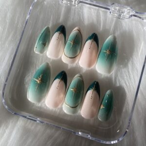 groene press on nagels met gouden details