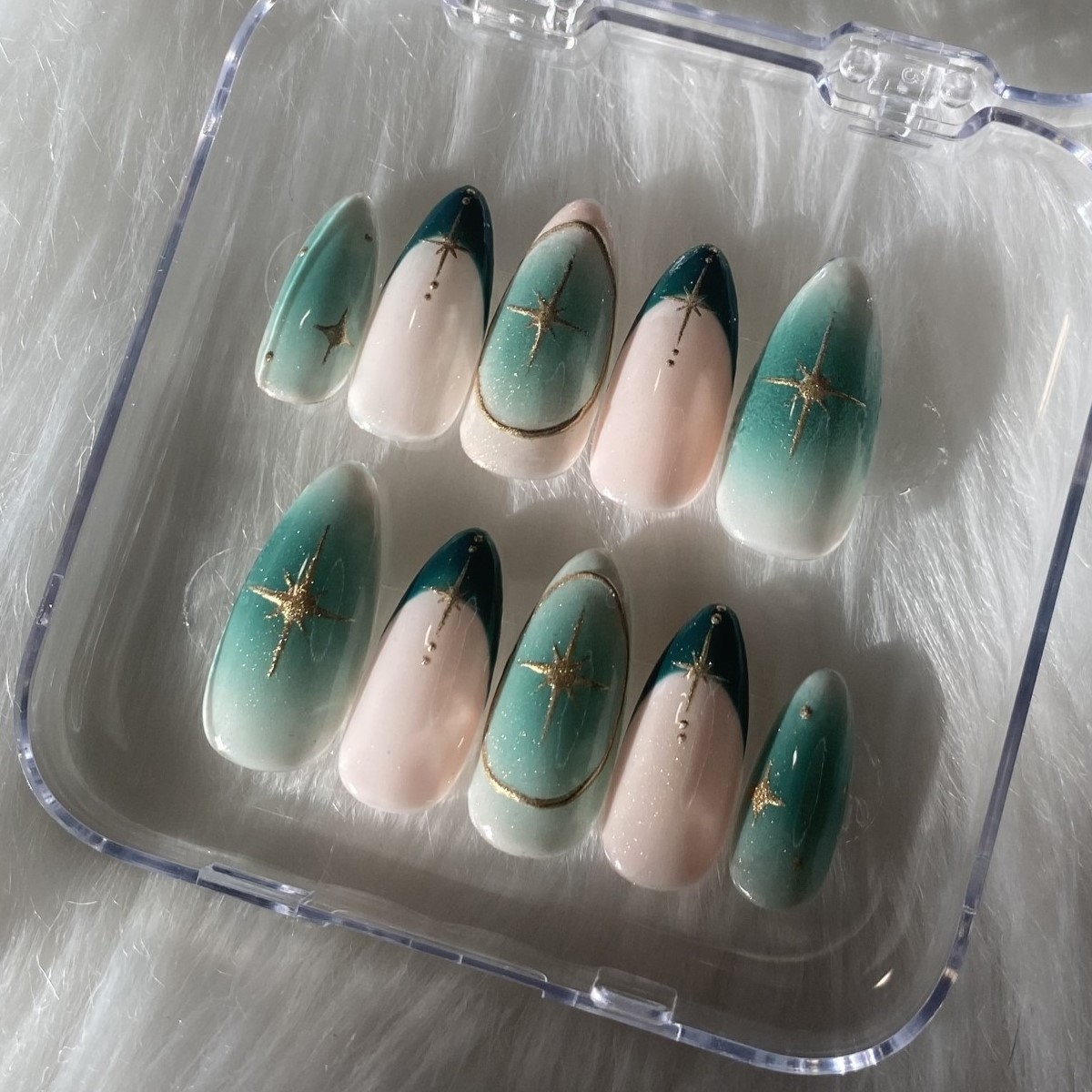 groene press on nagels met gouden details.jpg groene press on nagels met gouden details