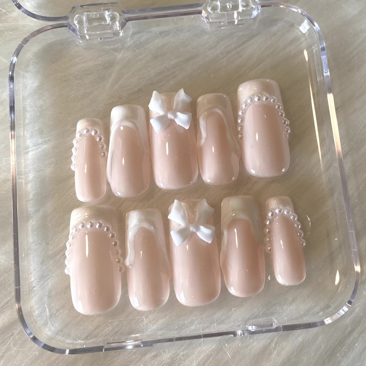 press on nagels wit met strikje en 3D.JPG press on nagels wit met strikje en 3D